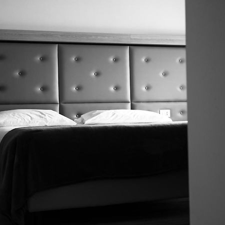 Hotel Corona Spiazzi Di Caprino Bagian luar foto