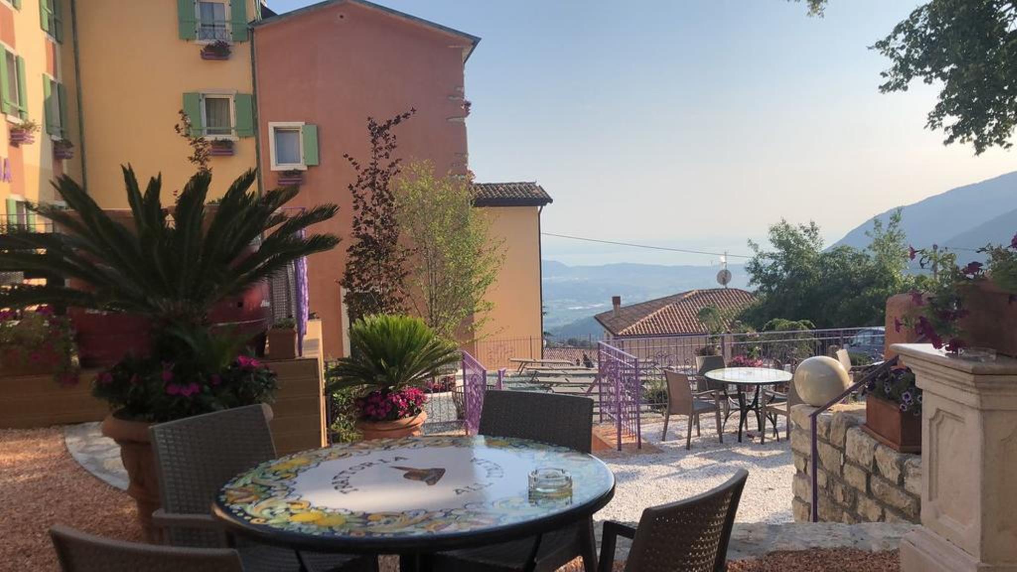 Hotel Corona Spiazzi Di Caprino Bagian luar foto