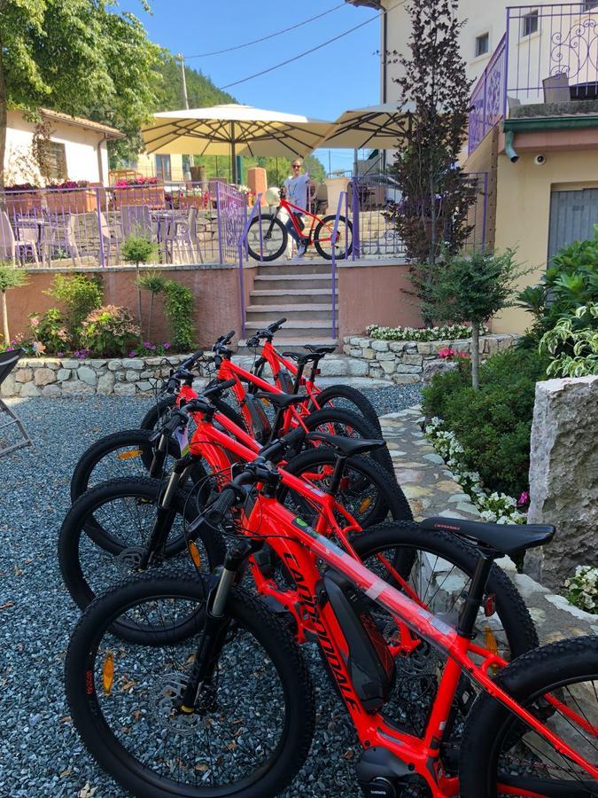Hotel Corona Spiazzi Di Caprino Bagian luar foto