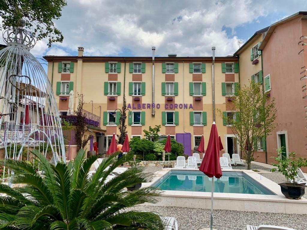 Hotel Corona Spiazzi Di Caprino Bagian luar foto